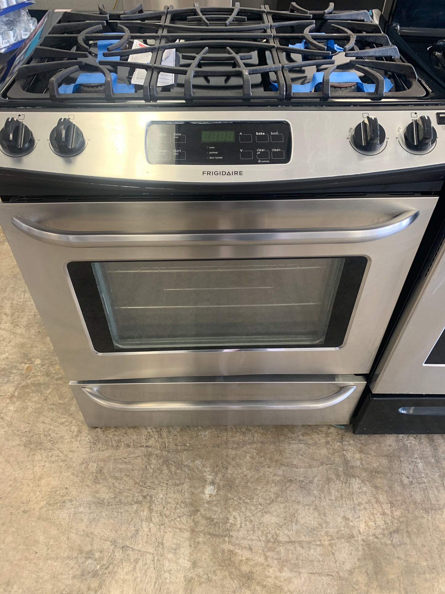 Frigidaire 4 Burner Gas Stove.