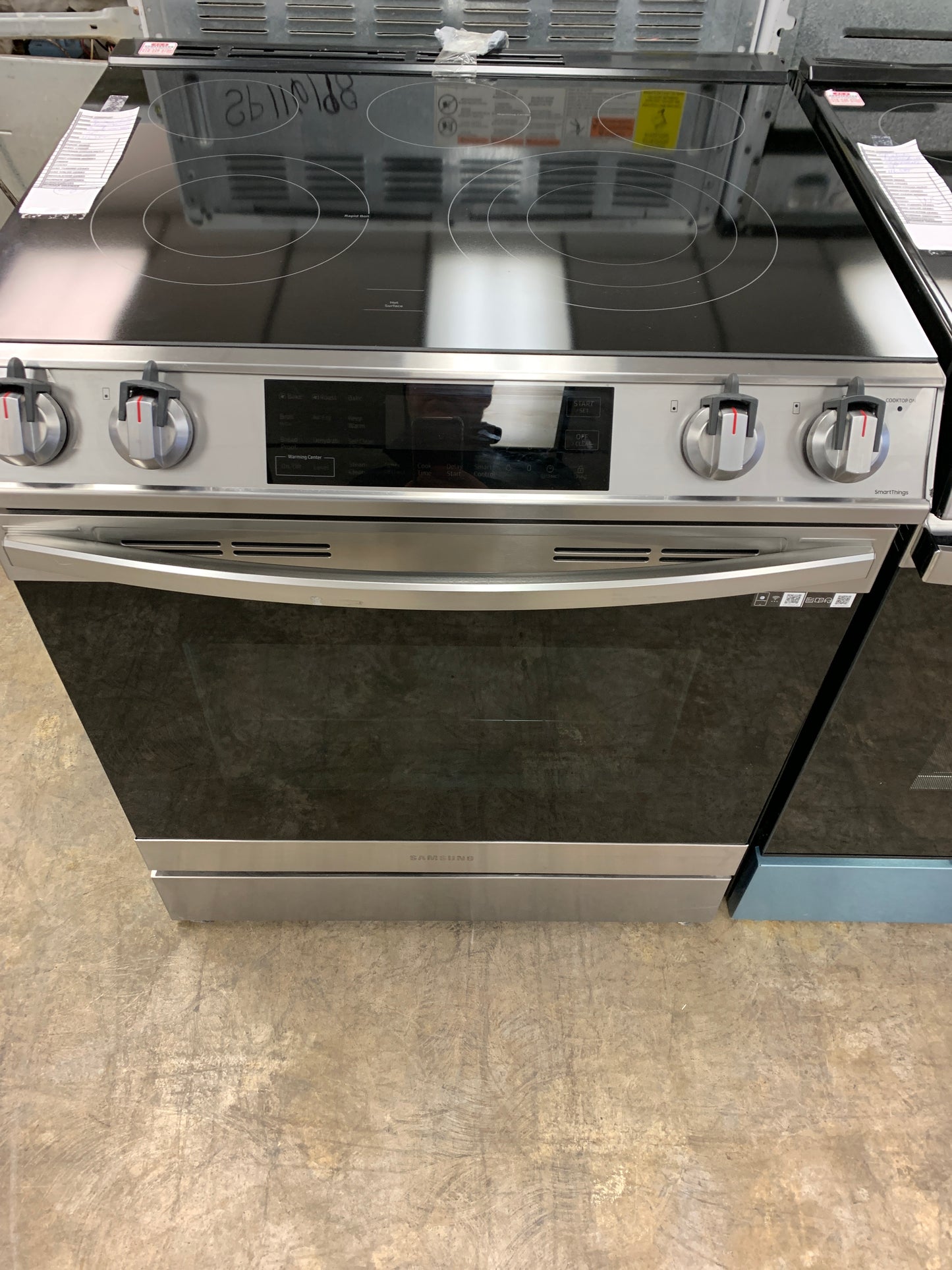 Samsung 5 Burner Smooth-Top Glass Stove.